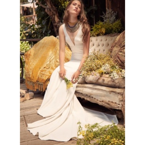Willowby Dresses & Skirts - Willowby Cole Plunging Neckline Crepe Wedding Gown Size 12 Ivory Color